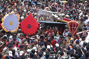 Puri King comes from his palace in decorated palanquin