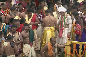 Gajapati King performs Chhera Pahanra on Nandighosa