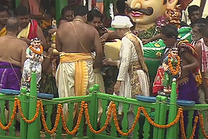 Gajapati King performs Chhera Pahanra on Taladhwaja