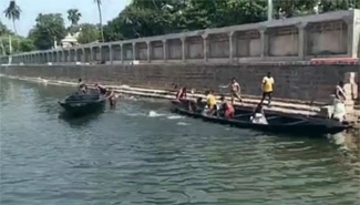 Servitors are preparing the boats