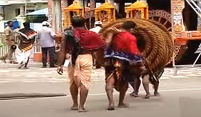 Bhoi servitors brining rope to the chariot