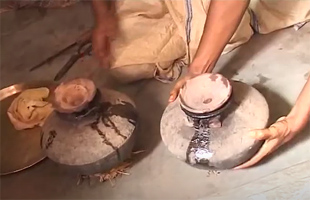 Phuluri tela pots are taken away from the soil