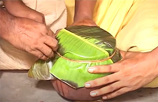 Packing of Phuluri tela using banana leaves