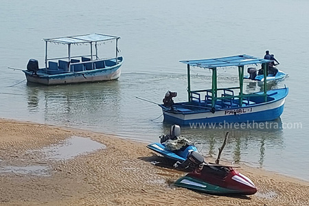 Motor boats on the Ramachandi sea beach