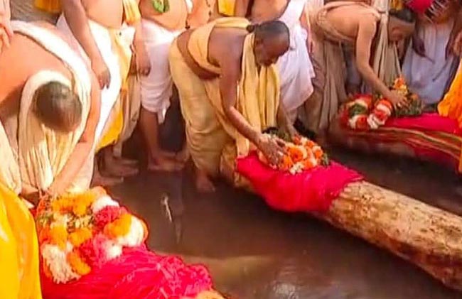 Servitors offering Angya Malas to the three logs