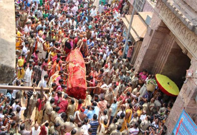 Daru Sagadi entering Jagannath Temple via North Gate